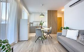 Krakowska Oaza Komfortu - Apartament Premium z Garażem